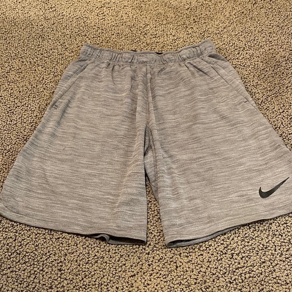 Nike Gray Athletic Shorts Size Medium in EUC - Picture 1 of 9